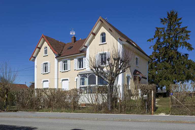 Maison, vue de trois quarts droite. © Sonia Dourlot / Région Bourgogne-Franche-Comté, Inventaire du patrimoine - 2015 Maison, vue de trois quarts droite. © Sonia Dourlot / Région Bourgogne-Franche-Comté, Inventaire du patrimoine - 2015