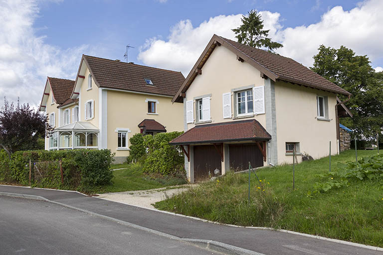 Vue d'ensemble, depuis l'est (maison et garage). © Sonia Dourlot / Région Bourgogne-Franche-Comté, Inventaire du patrimoine - 2015 Vue d'ensemble, depuis l'est (maison et garage). © Sonia Dourlot / Région Bourgogne-Franche-Comté, Inventaire du patrimoine - 2015