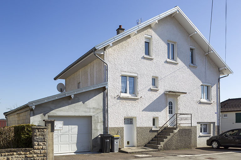 Façade antérieure, de trois quarts gauche. © Sonia Dourlot / Région Bourgogne-Franche-Comté, Inventaire du patrimoine - 2015