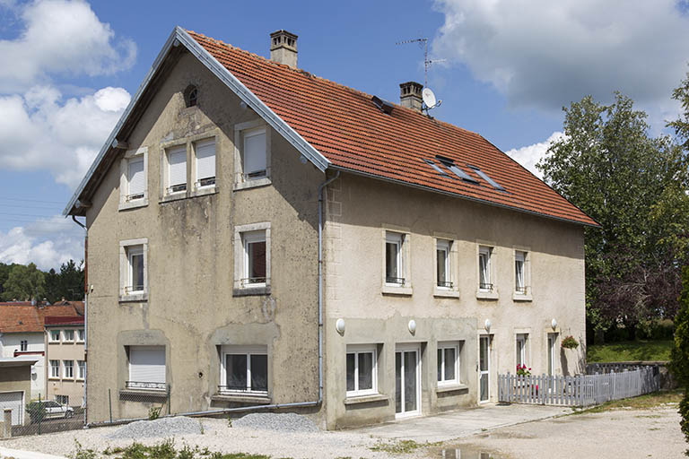 Façades postérieure et latérale droite. © Sonia Dourlot / Région Bourgogne-Franche-Comté, Inventaire du patrimoine - 2015 Façades postérieure et latérale droite. © Sonia Dourlot / Région Bourgogne-Franche-Comté, Inventaire du patrimoine - 2015