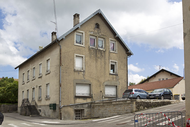 Façades antérieure et latérale droite. © Sonia Dourlot / Région Bourgogne-Franche-Comté, Inventaire du patrimoine - 2015 Façades antérieure et latérale droite. © Sonia Dourlot / Région Bourgogne-Franche-Comté, Inventaire du patrimoine - 2015