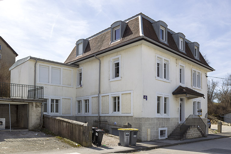 Façades antérieure et latérale gauche. Atelier de fabrication à gauche. © Sonia Dourlot / Région Bourgogne-Franche-Comté, Inventaire du patrimoine - 2015