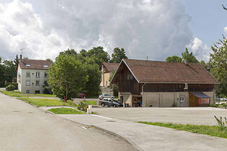 Vue d'ensemble, depuis le nord. Au premier plan à droite, bâtiment ayant servi de logement d'ouvriers, étable et dépôt de sciure ; à l'arrière-plan à gauche, le logement patronal. © Sonia Dourlot / Région Bourgogne-Franche-Comté, Inventaire du patrimoine - 2015 Vue d'ensemble, depuis le nord. Au premier plan à droite, bâtiment ayant servi de logement d'ouvriers, étable et dépôt de sciure ; à l'arrière-plan à gauche, le logement patronal. © Sonia Dourlot / Région Bourgogne-Franche-Comté, Inventaire du patrimoine - 2015