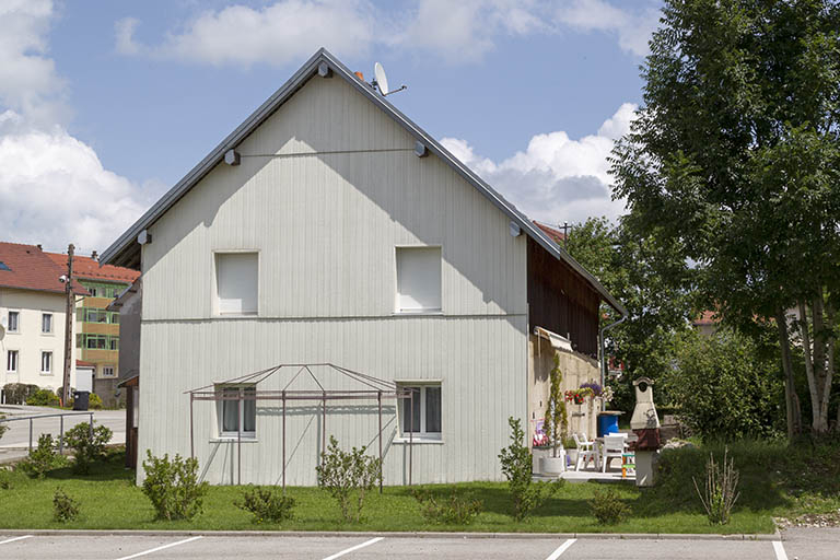 Logement d'ouvriers et dépôt de sciure : façade ouest. © Sonia Dourlot / Région Bourgogne-Franche-Comté, Inventaire du patrimoine - 2015 Logement d'ouvriers et dépôt de sciure : façade ouest. © Sonia Dourlot / Région Bourgogne-Franche-Comté, Inventaire du patrimoine - 2015