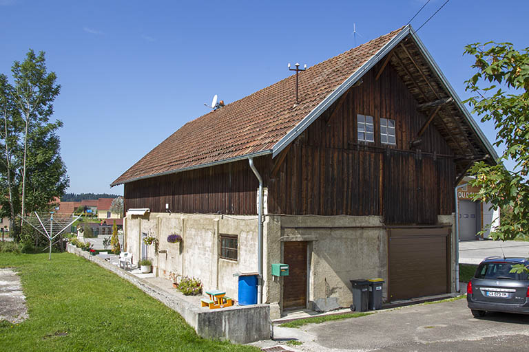 Logement d'ouvriers et dépôt de sciure, depuis la rue à l'est. © Sonia Dourlot / Région Bourgogne-Franche-Comté, Inventaire du patrimoine - 2015 Logement d'ouvriers et dépôt de sciure, depuis la rue à l'est. © Sonia Dourlot / Région Bourgogne-Franche-Comté, Inventaire du patrimoine - 2015