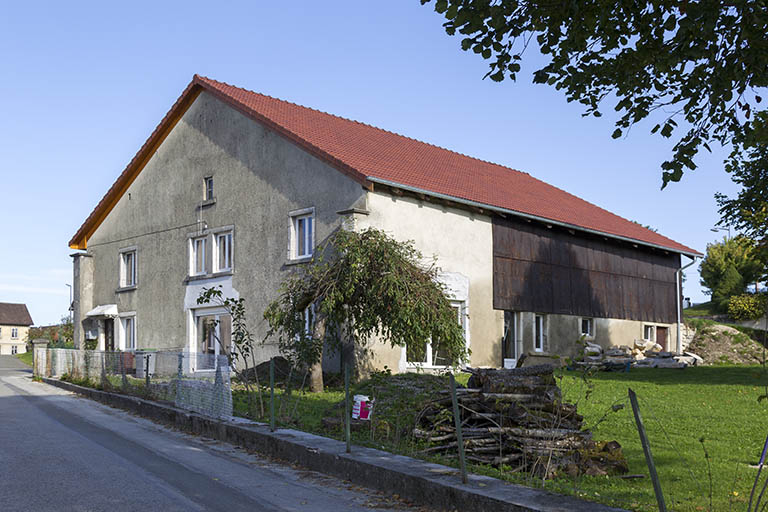 Une ferme horlogère du 19e siècle : l'atelier Guédat puis Vigezzi (1 rue de la Paix). © Sonia Dourlot / Région Bourgogne-Franche-Comté, Inventaire du patrimoine - 2015 Une ferme horlogère du 19e siècle : l'atelier Guédat puis Vigezzi (1 rue de la Paix). © Sonia Dourlot / Région Bourgogne-Franche-Comté, Inventaire du patrimoine - 2015