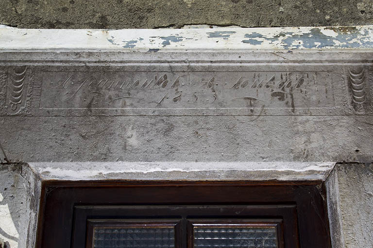 Façade antérieure : date et noms gravés sur le linteau de la porte. © Sonia Dourlot / Région Bourgogne-Franche-Comté, Inventaire du patrimoine - 2015 Façade antérieure : date et noms gravés sur le linteau de la porte. © Sonia Dourlot / Région Bourgogne-Franche-Comté, Inventaire du patrimoine - 2015