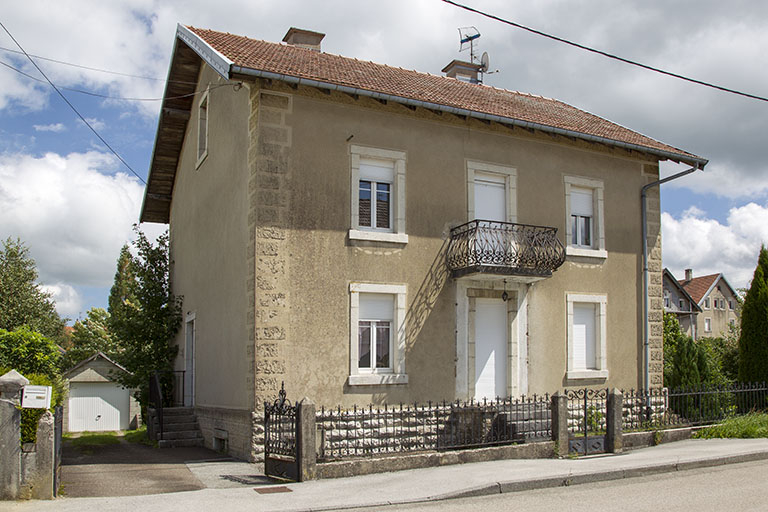 Façade antérieure, de trois quarts gauche. © Sonia Dourlot / Région Bourgogne-Franche-Comté, Inventaire du patrimoine - 2015