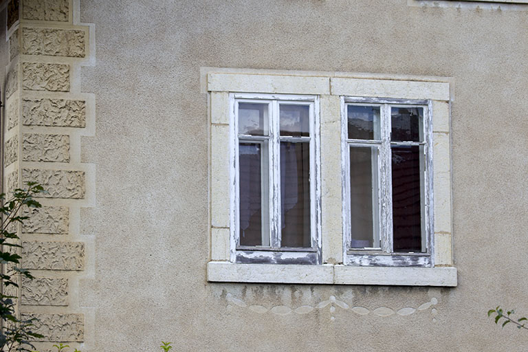 Façade latérale droite : fenêtre horlogère et décor. © Sonia Dourlot / Région Bourgogne-Franche-Comté, Inventaire du patrimoine - 2015