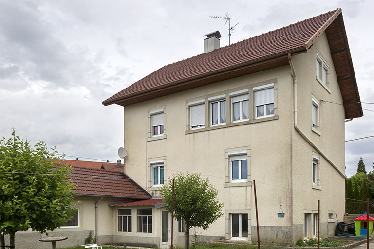 Vue d'ensemble, depuis le sud (façades postérieure et latérale gauche). © Sonia Dourlot / Région Bourgogne-Franche-Comté, Inventaire du patrimoine - 2015 Vue d'ensemble, depuis le sud (façades postérieure et latérale gauche). © Sonia Dourlot / Région Bourgogne-Franche-Comté, Inventaire du patrimoine - 2015