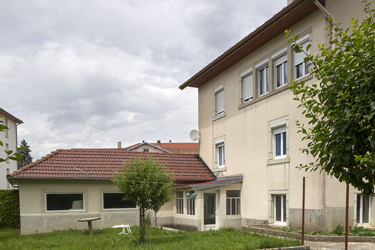 Façade postérieure et garage. © Sonia Dourlot / Région Bourgogne-Franche-Comté, Inventaire du patrimoine - 2015 Façade postérieure et garage. © Sonia Dourlot / Région Bourgogne-Franche-Comté, Inventaire du patrimoine - 2015