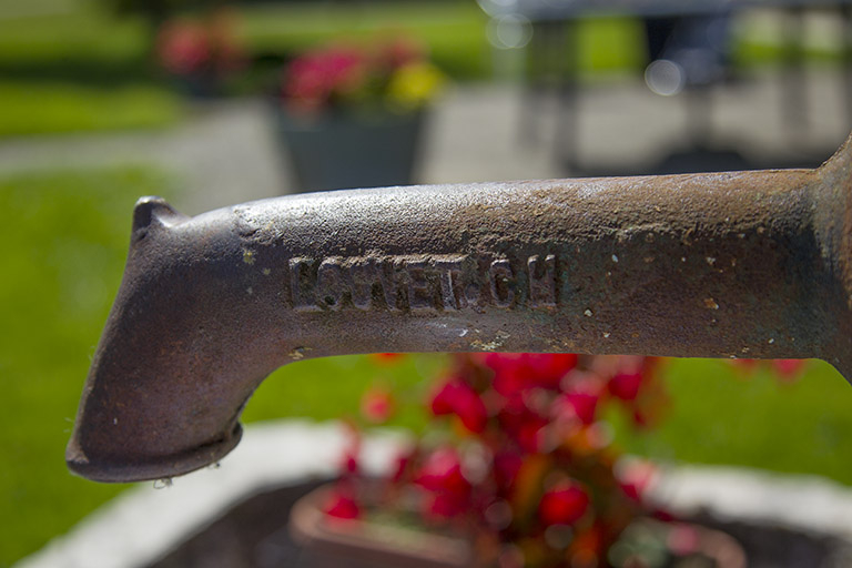 Inscription donnant le nom du fabricant (Louvet Ch.). © Sonia Dourlot / Région Bourgogne-Franche-Comté, Inventaire du patrimoine - 2015