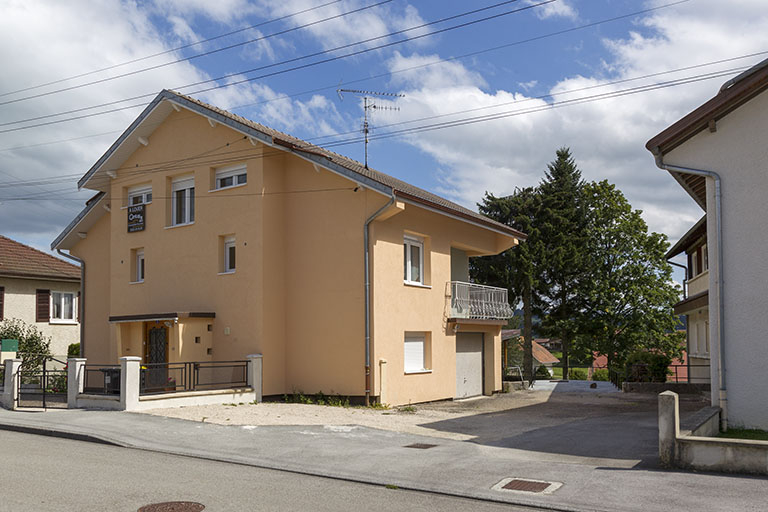 Maison et atelier de Marc Morel (au n° 4) : vue d'ensemble, depuis l'ouest. © Sonia Dourlot / Région Bourgogne-Franche-Comté, Inventaire du patrimoine - 2015