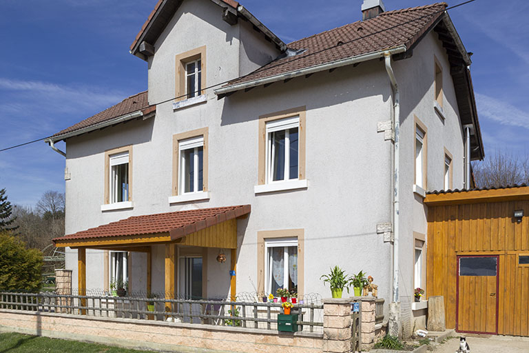 Façades antérieure et latérale droite. © Sonia Dourlot / Région Bourgogne-Franche-Comté, Inventaire du patrimoine - 2015