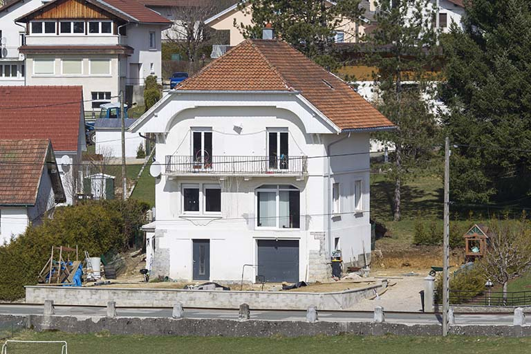 Façades antérieure et latérale droite. © Sonia Dourlot / Région Bourgogne-Franche-Comté, Inventaire du patrimoine - 2015 Façades antérieure et latérale droite. © Sonia Dourlot / Région Bourgogne-Franche-Comté, Inventaire du patrimoine - 2015
