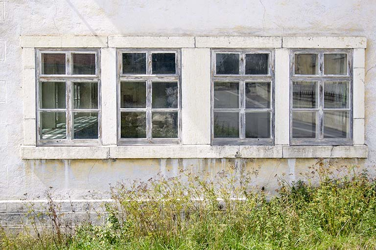 Usine, façade latérale gauche : fenêtres multiples du rez-de-chaussée. © Sonia Dourlot / Région Bourgogne-Franche-Comté, Inventaire du patrimoine - 2015 Usine, façade latérale gauche : fenêtres multiples du rez-de-chaussée. © Sonia Dourlot / Région Bourgogne-Franche-Comté, Inventaire du patrimoine - 2015