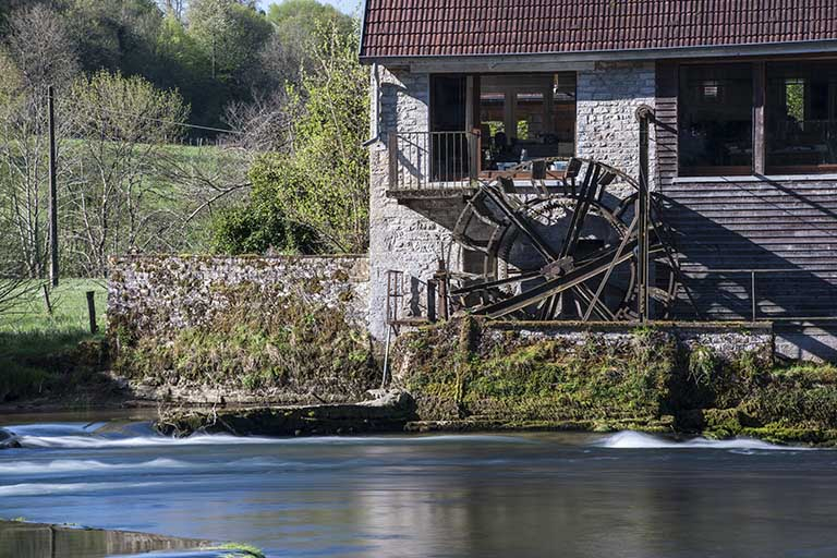 Roue suspendue amont, depuis la rive droite. © Jérôme Mongreville / Région Bourgogne-Franche-Comté, Inventaire du patrimoine - 2015