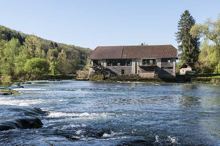Façade nord du moulin, depuis la rive droite. © Jérôme Mongreville / Région Bourgogne-Franche-Comté, Inventaire du patrimoine - 2015