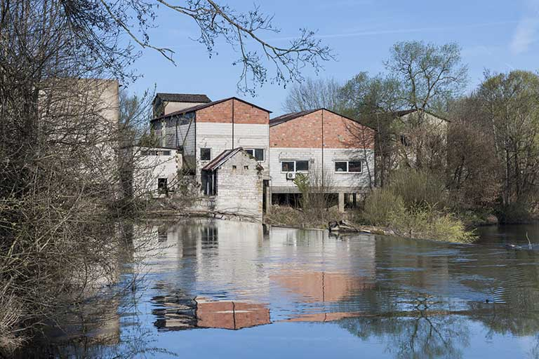 Vue d'ensemble depuis l'amont du barrage. © Jérôme Mongreville / Région Bourgogne-Franche-Comté, Inventaire du patrimoine - 2015