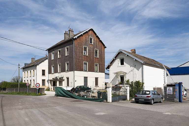 Logements, bureaux et conciergerie depuis la route. © Jérôme Mongreville / Région Bourgogne-Franche-Comté, Inventaire du patrimoine - 2015 Logements, bureaux et conciergerie depuis la route. © Jérôme Mongreville / Région Bourgogne-Franche-Comté, Inventaire du patrimoine - 2015
