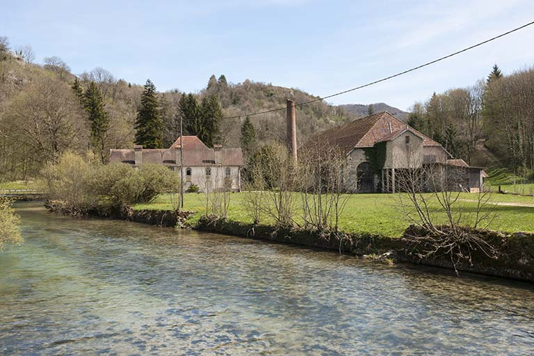 Vue d'ensemble depuis la rive droite de la Loue, à l'ouest. © Jérôme Mongreville / Région Bourgogne-Franche-Comté, Inventaire du patrimoine - 2015 Vue d'ensemble depuis la rive droite de la Loue, à l'ouest. © Jérôme Mongreville / Région Bourgogne-Franche-Comté, Inventaire du patrimoine - 2015