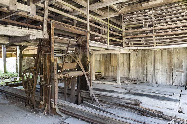 Châssis de scie et claies de séchage. © Jérôme Mongreville / Région Bourgogne-Franche-Comté, Inventaire du patrimoine - 2015 Châssis de scie et claies de séchage. © Jérôme Mongreville / Région Bourgogne-Franche-Comté, Inventaire du patrimoine - 2015