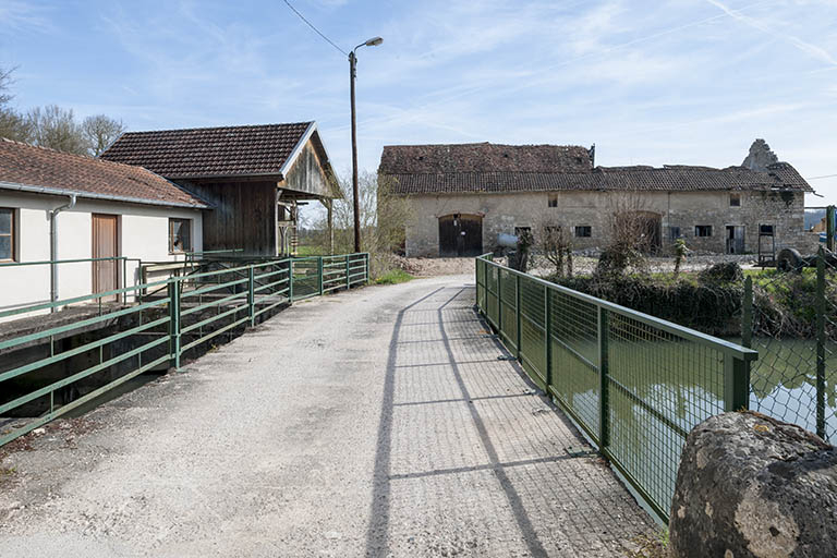 Centrale hydroélectrique (à gauche) et bâtiment agricole. © Jérôme Mongreville / Région Bourgogne-Franche-Comté, Inventaire du patrimoine - 2015