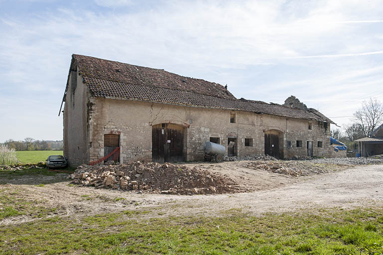 Bâtiment agricole vu de trois quarts gauche. © Jérôme Mongreville / Région Bourgogne-Franche-Comté, Inventaire du patrimoine - 2015