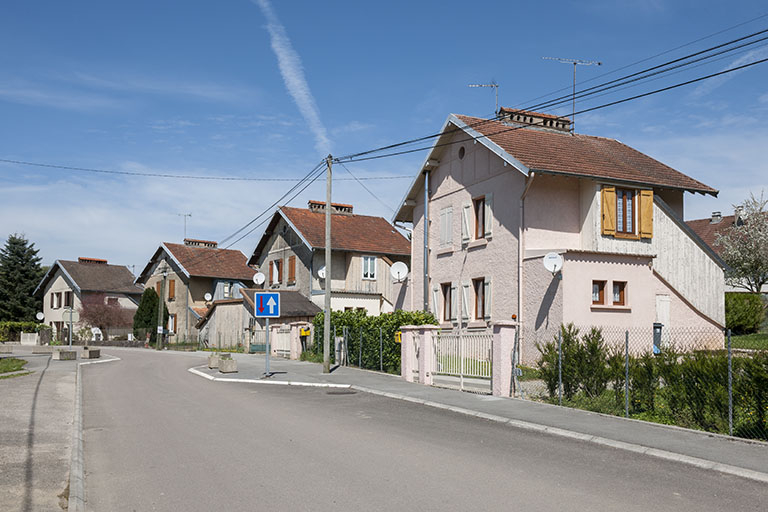 Alignement de maisons jumelées (rue des Salines). © Jérôme Mongreville / Région Bourgogne-Franche-Comté, Inventaire du patrimoine - 2015 Alignement de maisons jumelées (rue des Salines). © Jérôme Mongreville / Région Bourgogne-Franche-Comté, Inventaire du patrimoine - 2015