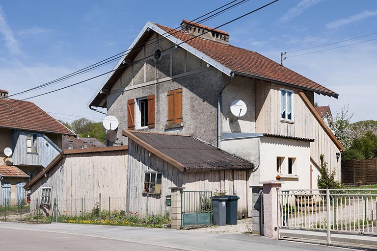 Maison jumelée vue de trois quarts. © Jérôme Mongreville / Région Bourgogne-Franche-Comté, Inventaire du patrimoine - 2015 Maison jumelée vue de trois quarts. © Jérôme Mongreville / Région Bourgogne-Franche-Comté, Inventaire du patrimoine - 2015