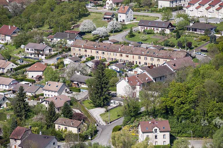 Vue plongeante sur la cité ouvrière (partie sud). © Jérôme Mongreville / Région Bourgogne-Franche-Comté, Inventaire du patrimoine - 2015 Vue plongeante sur la cité ouvrière (partie sud). © Jérôme Mongreville / Région Bourgogne-Franche-Comté, Inventaire du patrimoine - 2015