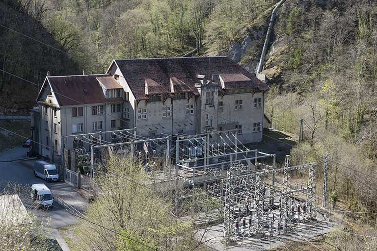Bâtiment d'exploitation et poste de transformation. Vue rapprochée. © Jérôme Mongreville / Région Bourgogne-Franche-Comté, Inventaire du patrimoine - 2015 Bâtiment d'exploitation et poste de transformation. Vue rapprochée. © Jérôme Mongreville / Région Bourgogne-Franche-Comté, Inventaire du patrimoine - 2015