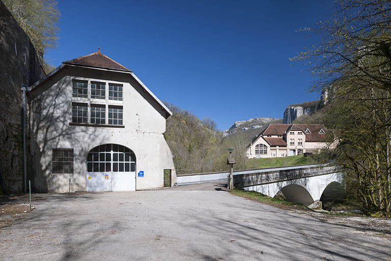 Centrale hydroélectrique et bâtiment d'exploitation depuis le sud. © Jérôme Mongreville / Région Bourgogne-Franche-Comté, Inventaire du patrimoine - 2015 Centrale hydroélectrique et bâtiment d'exploitation depuis le sud. © Jérôme Mongreville / Région Bourgogne-Franche-Comté, Inventaire du patrimoine - 2015