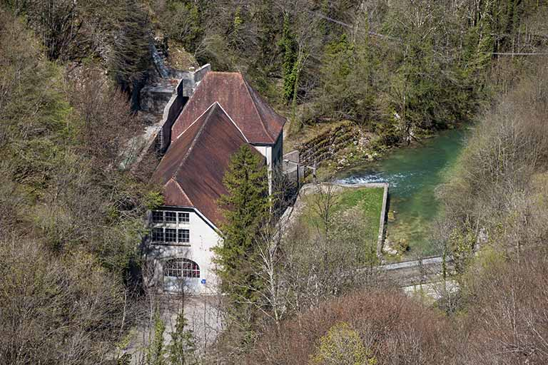 Vue plongeante sur la centrale hydroélectrique depuis le sud-est. © Jérôme Mongreville / Région Bourgogne-Franche-Comté, Inventaire du patrimoine - 2015 Vue plongeante sur la centrale hydroélectrique depuis le sud-est. © Jérôme Mongreville / Région Bourgogne-Franche-Comté, Inventaire du patrimoine - 2015