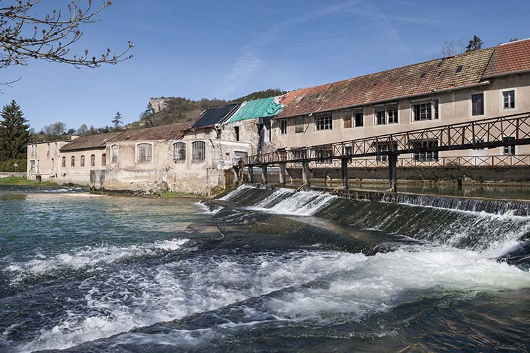 Façades sud du moulin depuis la rive gauche. © Jérôme Mongreville / Région Bourgogne-Franche-Comté, Inventaire du patrimoine - 2015 Façades sud du moulin depuis la rive gauche. © Jérôme Mongreville / Région Bourgogne-Franche-Comté, Inventaire du patrimoine - 2015