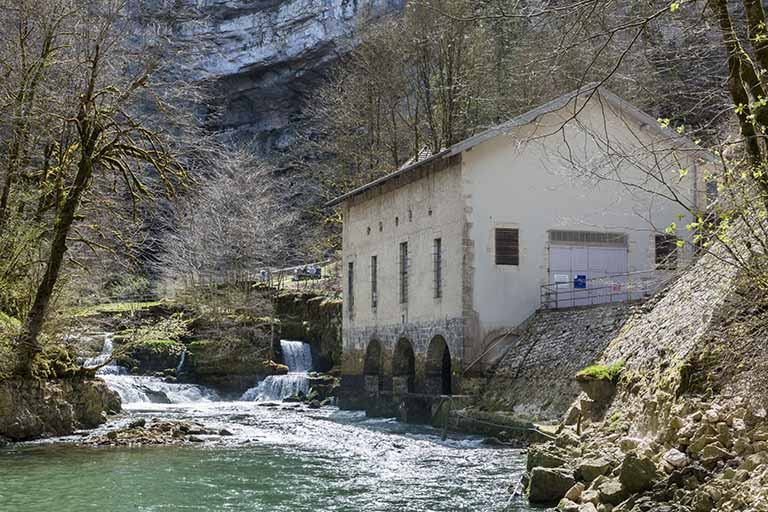 Façade sur la Loue de la centrale hydroélectrique. © Jérôme Mongreville / Région Bourgogne-Franche-Comté, Inventaire du patrimoine - 2015