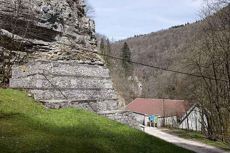 La cheminée d'équilibre et la centrale depuis l'arrivée. © Jérôme Mongreville / Région Bourgogne-Franche-Comté, Inventaire du patrimoine - 2015