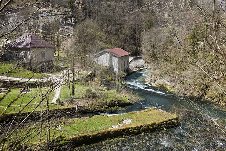Vue d'ensemble depuis la source. © Jérôme Mongreville / Région Bourgogne-Franche-Comté, Inventaire du patrimoine - 2015