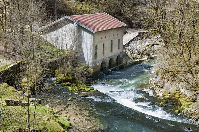 La centrale hydroélectrique depuis l'amont. © Jérôme Mongreville / Région Bourgogne-Franche-Comté, Inventaire du patrimoine - 2015