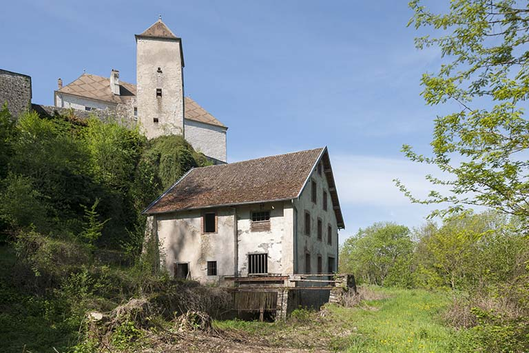 Vue d'ensemble depuis le nord-est, avec le château au second plan. © Jérôme Mongreville / Région Bourgogne-Franche-Comté, Inventaire du patrimoine - 2015