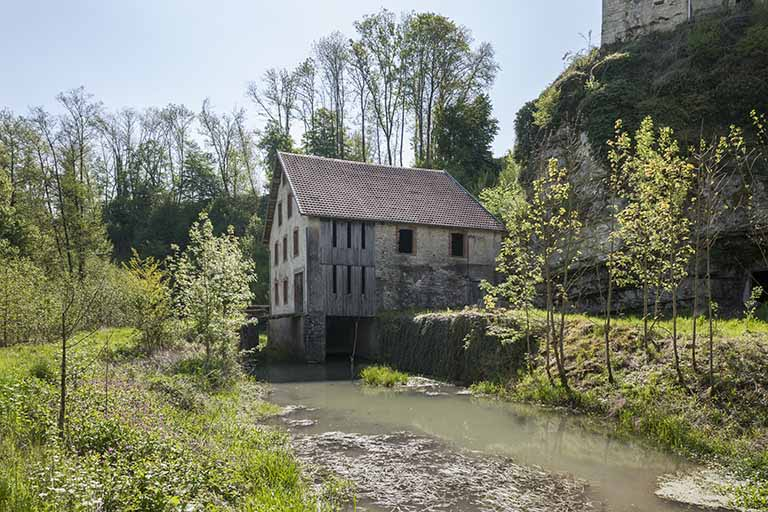 Vue d'ensemble depuis l'ouest, avec le canal de fuite. © Jérôme Mongreville / Région Bourgogne-Franche-Comté, Inventaire du patrimoine - 2015