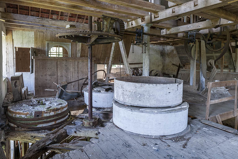 Premier étage. Les meules, leur archure, et les éléments de transmission pour l'étage supérieur. © Jérôme Mongreville / Région Bourgogne-Franche-Comté, Inventaire du patrimoine - 2015