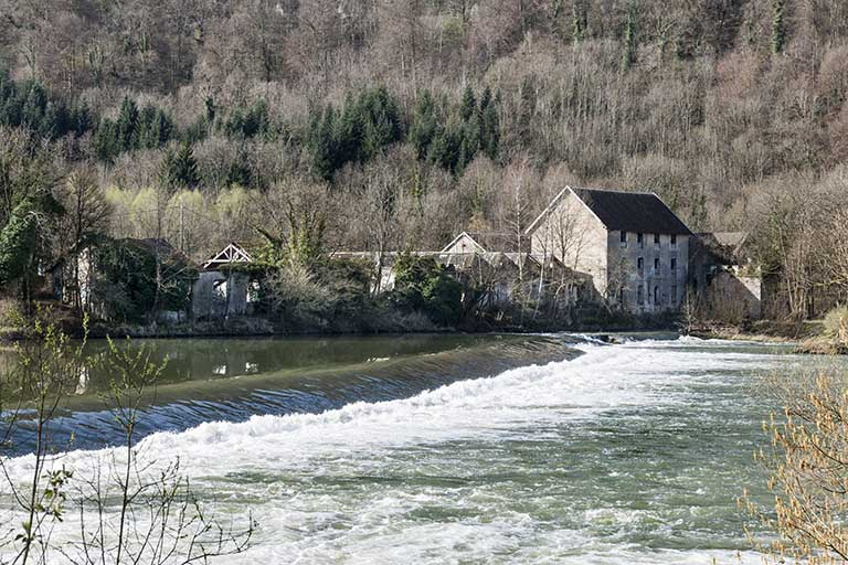 Vue rapprochée depuis la rive droite. © Jérôme Mongreville / Région Bourgogne-Franche-Comté, Inventaire du patrimoine - 2015 Vue rapprochée depuis la rive droite. © Jérôme Mongreville / Région Bourgogne-Franche-Comté, Inventaire du patrimoine - 2015