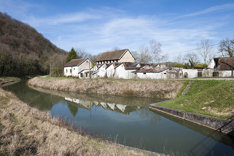 Vue d'ensemble depuis le pont franchissant le canal. © Jérôme Mongreville / Région Bourgogne-Franche-Comté, Inventaire du patrimoine - 2015 Vue d'ensemble depuis le pont franchissant le canal. © Jérôme Mongreville / Région Bourgogne-Franche-Comté, Inventaire du patrimoine - 2015