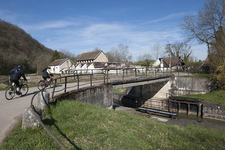 Vue d'ensemble depuis le sud-est. © Jérôme Mongreville / Région Bourgogne-Franche-Comté, Inventaire du patrimoine - 2015 Vue d'ensemble depuis le sud-est. © Jérôme Mongreville / Région Bourgogne-Franche-Comté, Inventaire du patrimoine - 2015