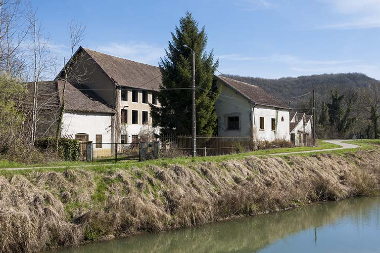 Vue de trois quarts depuis l'Eurovéloroute 6. © Jérôme Mongreville / Région Bourgogne-Franche-Comté, Inventaire du patrimoine - 2015 Vue de trois quarts depuis l'Eurovéloroute 6. © Jérôme Mongreville / Région Bourgogne-Franche-Comté, Inventaire du patrimoine - 2015