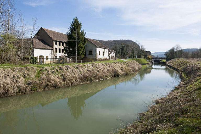 Vue d'ensemble depuis le sud-ouest. © Jérôme Mongreville / Région Bourgogne-Franche-Comté, Inventaire du patrimoine - 2015 Vue d'ensemble depuis le sud-ouest. © Jérôme Mongreville / Région Bourgogne-Franche-Comté, Inventaire du patrimoine - 2015