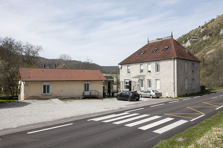La nouvelle et l'ancienne conciergerie à l'entrée du site. © Jérôme Mongreville / Région Bourgogne-Franche-Comté, Inventaire du patrimoine - 2015 La nouvelle et l'ancienne conciergerie à l'entrée du site. © Jérôme Mongreville / Région Bourgogne-Franche-Comté, Inventaire du patrimoine - 2015