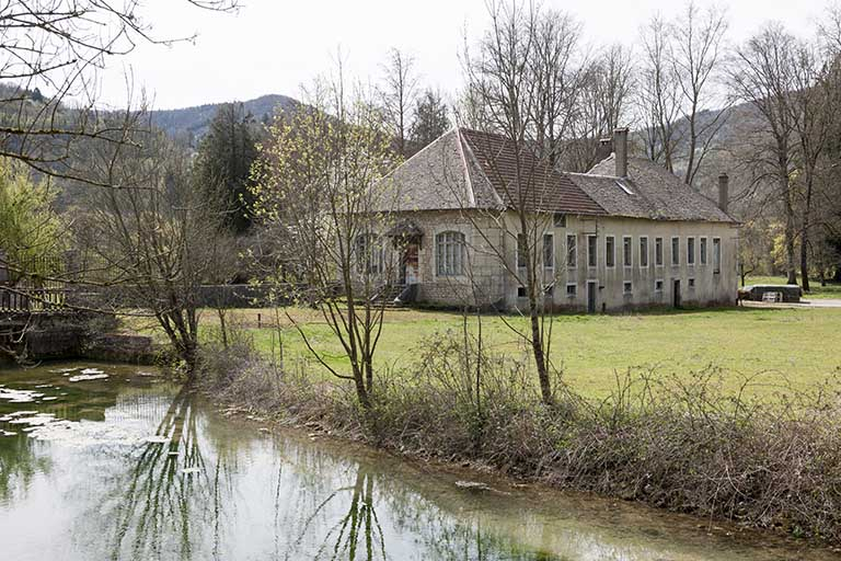 Vue de trois quarts du bâtiment abritant les bureaux, logements, écuries et remises. © Jérôme Mongreville / Région Bourgogne-Franche-Comté, Inventaire du patrimoine - 2015 Vue de trois quarts du bâtiment abritant les bureaux, logements, écuries et remises. © Jérôme Mongreville / Région Bourgogne-Franche-Comté, Inventaire du patrimoine - 2015