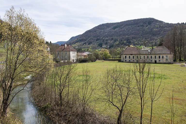 Vue d'ensemble depuis le nord-ouest. © Jérôme Mongreville / Région Bourgogne-Franche-Comté, Inventaire du patrimoine - 2015 Vue d'ensemble depuis le nord-ouest. © Jérôme Mongreville / Région Bourgogne-Franche-Comté, Inventaire du patrimoine - 2015
